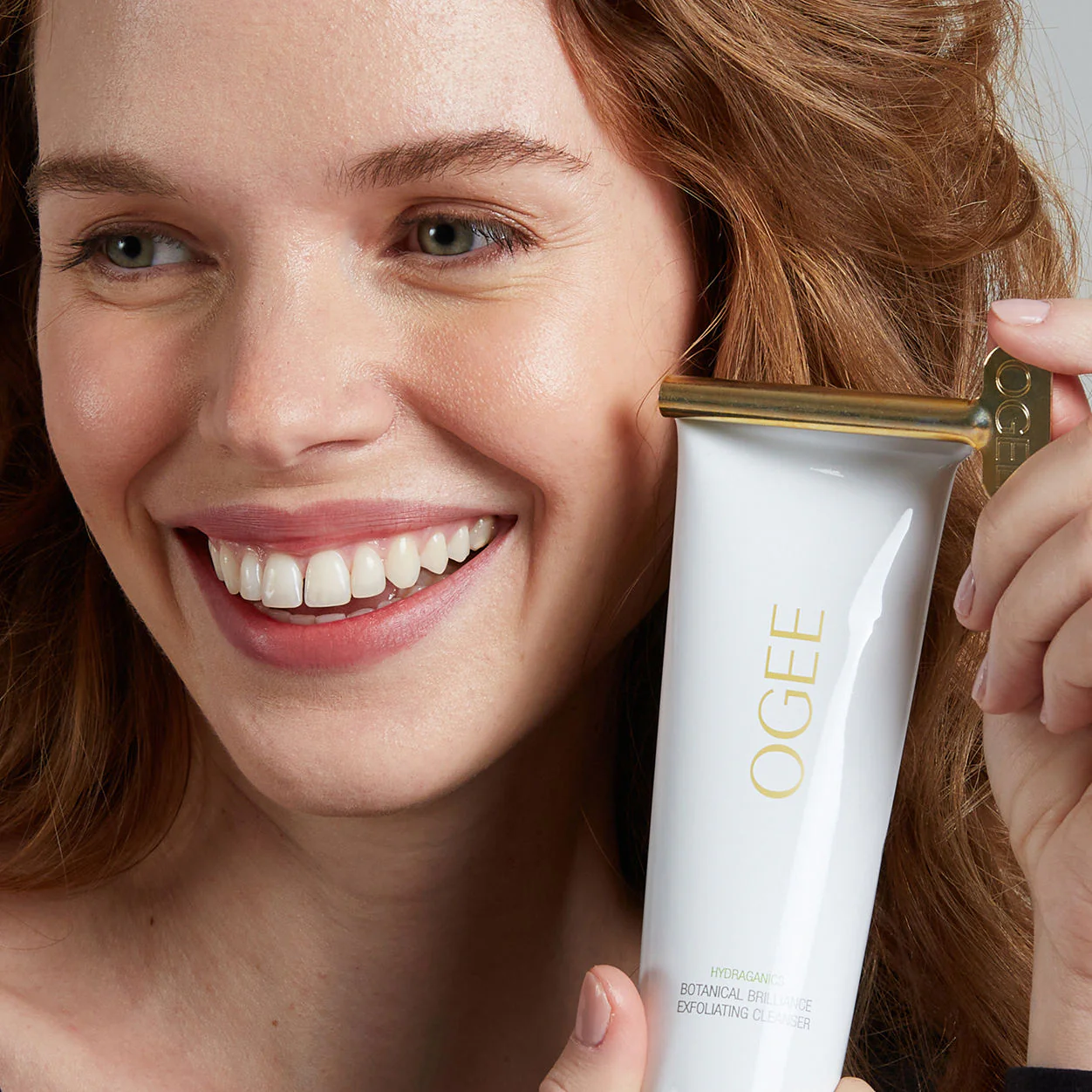 2422-botanical-brilliance-exfoliating-cleanser-3.webp Botanical Brilliance Exfoliating Cleanser